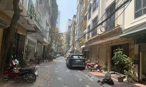 Cho thuê nhà Huỳnh Thúc Kháng, diện tích 100m 5 tầng, MT 4m. Ô tô tránh, kinh doanh tấp nập. Chỉ 15tr/tháng
