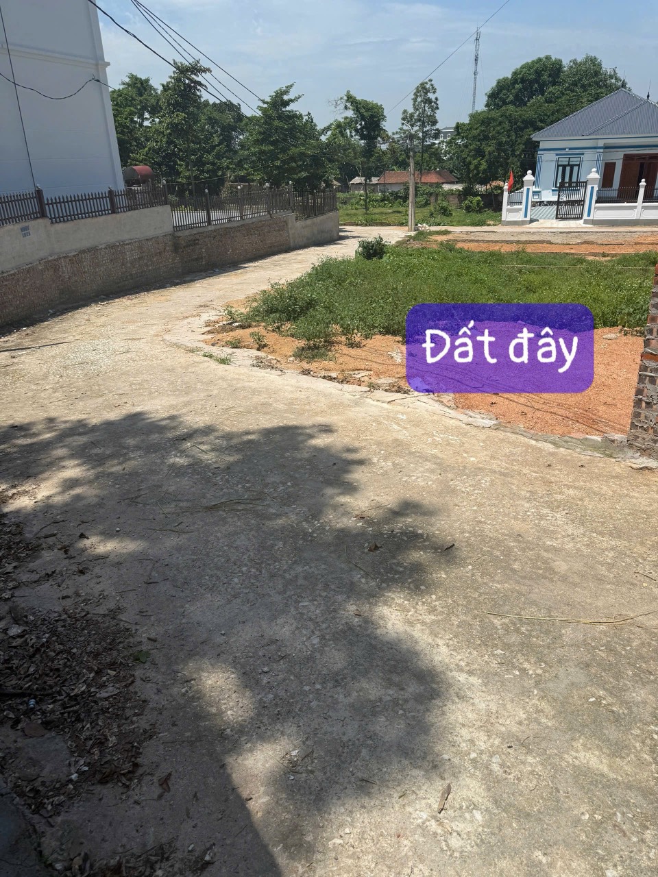 Tìm đâu ra ô đất chỉ hơn 400tr thổ cư 80 đường thông to hai ô tô tránh nhau tại Hoàng Hoa bây giờ