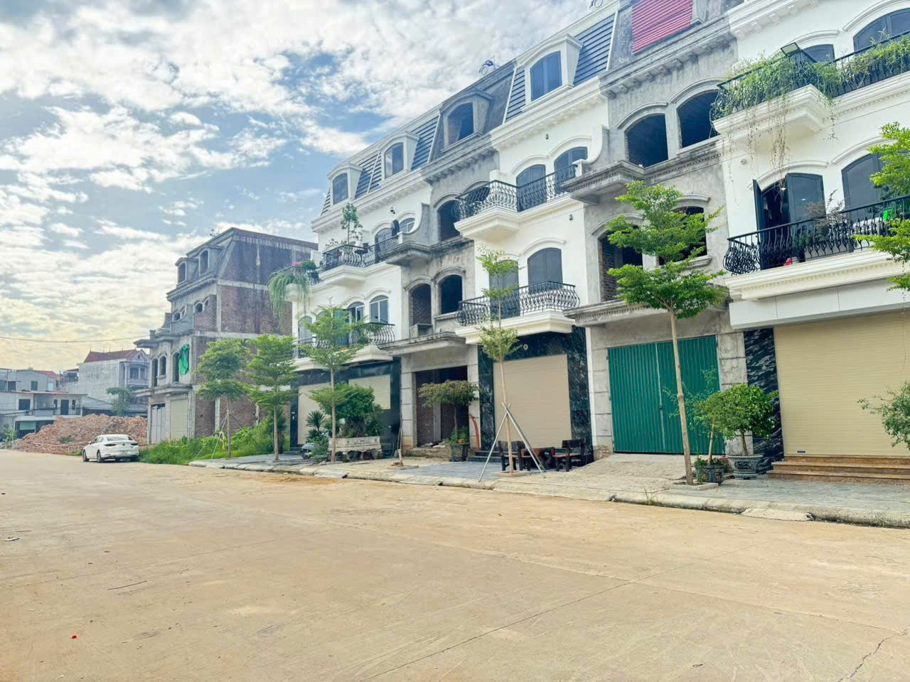Vị trí đắc địa đối diện dự án chung cư thương mại phường tích sơn   Nhà liền kề 3 tầng 1 tum